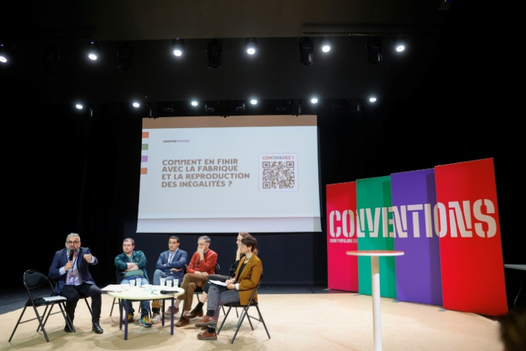 Alexis Corbière (gauche) et Ali Rabeh durant la convention du "Front populaire 2027" à Trappes samedi  ( AFP / GEOFFROY VAN DER HASSELT )