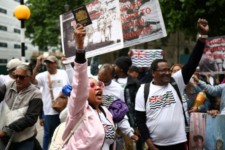 Des membres de la communauté chagossienne protestent devant la Haute Cour de Londres contre la signature de l'accord de restitution des îles de Chagos à Maurice le 22 mai 2025 à Londres ( AFP / HENRY NICHOLLS )