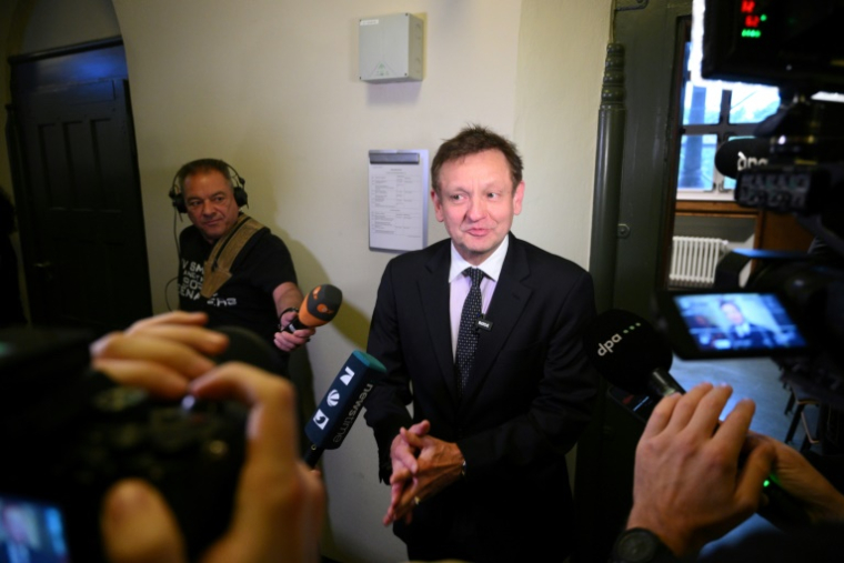 Kay Gottschalk (c), représentante du parti d'extrême droite Alternative pour l'Allemagne (AfD) au Bundestag, s'adresse aux journalistes à l'intérieur du tribunal régional de Berlin, le 26 septembre 2025 ( AFP / RALF HIRSCHBERGER )