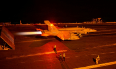 Une photo diffusée par la marine américaine montre un chasseur-bombardier décollant du pont d'envol de l'USS George Washington, le 9 septembre 2026 ( Navy Office of Information / - )