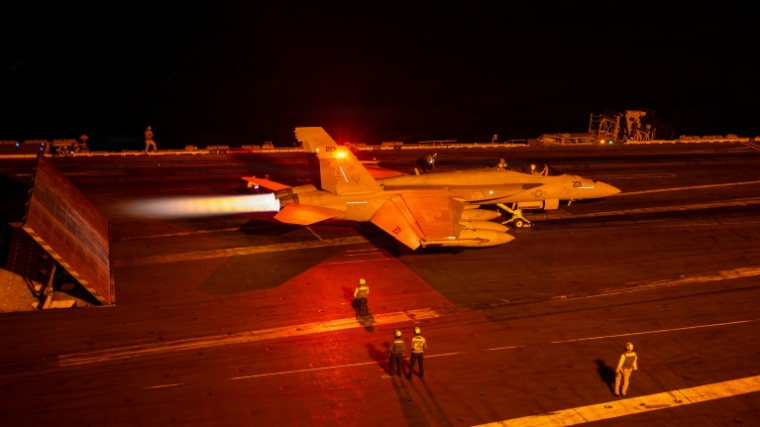 Une photo diffusée par la marine américaine montre un chasseur-bombardier décollant du pont d'envol de l'USS George Washington, le 9 septembre 2026 ( Navy Office of Information / - )