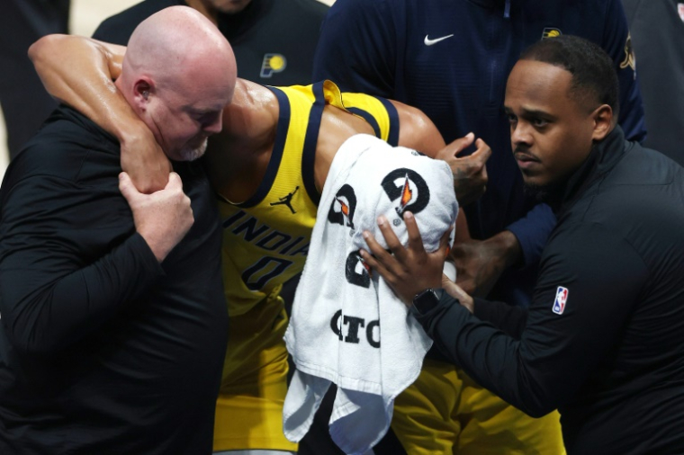 Le meneur des Indiana Pacers Tyrese Haliburton sort blessé au début du match 7 des finales NBA contre le Thunder, le 22 juin 2025 à Oklahoma City ( GETTY IMAGES NORTH AMERICA / MATTHEW STOCKMAN )