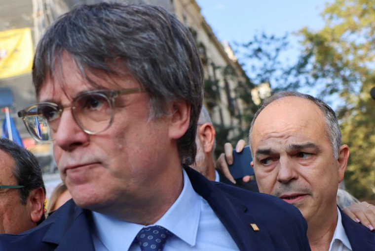 Carles Puigdemont, leader du parti séparatiste catalan Junts et son secrétaire général Jordi Turull, à Barcelone