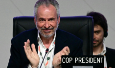 André Correa do Lago peu après l'adoption du texte principal de la COP30, le 22 novembre 2025 ( AFP / Pablo PORCIUNCULA )
