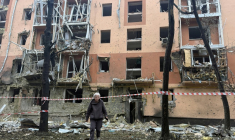 Une habitante devant des immeubles résidentiels endommagés par une attaque de missile russe à Zaporijjia, le 17 octobre 2026 en Ukraine ( AFP / Daria Nazarova )