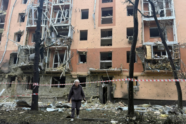 Une habitante devant des immeubles résidentiels endommagés par une attaque de missile russe à Zaporijjia, le 17 octobre 2026 en Ukraine ( AFP / Daria Nazarova )