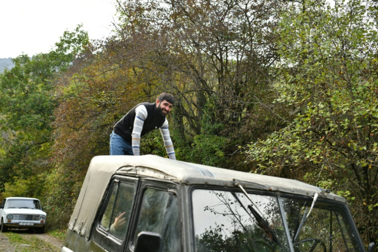Mouraz Arzoumanian à bord d’un véhicule près du village de Srashen, dans la réserve naturelle de Shikahogh, en Arménie, le 22 octobre 2026 ( AFP / STRINGER )