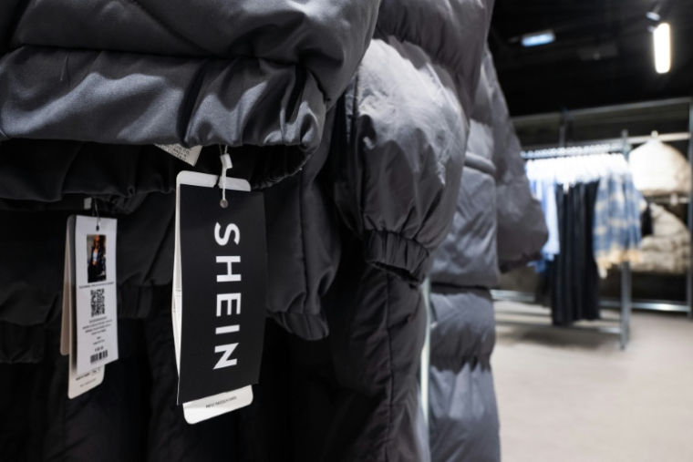Le logo de Shein sur des vêtements au BHV à Paris le 4 novembre 2025 ( AFP / Julie SEBADELHA )
