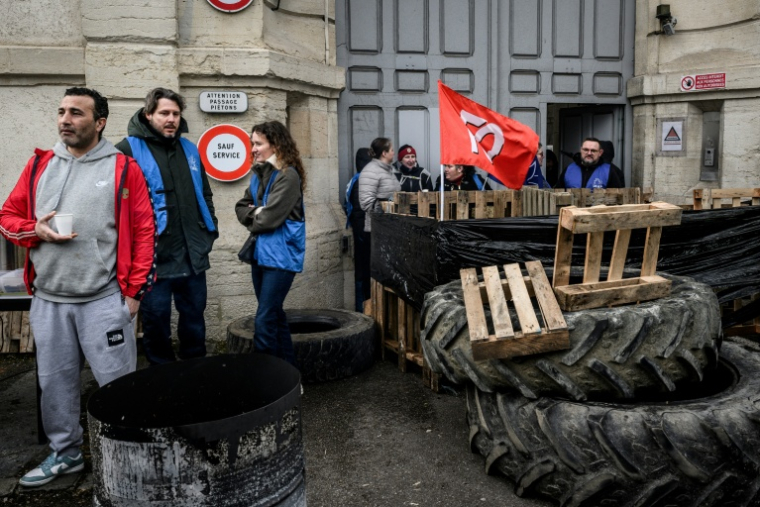 Des membres du personnel pénitentiaire bloquent le centre de détention de Dijon, d'où deux détenus se sont évadés fin novembre, le 26 mars 2026 en Côte d'Or ( AFP / ARNAUD FINISTRE )