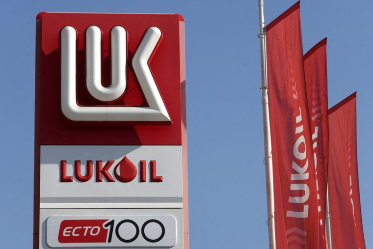 Le logo de Lukoil dans une station-service de Bucarest