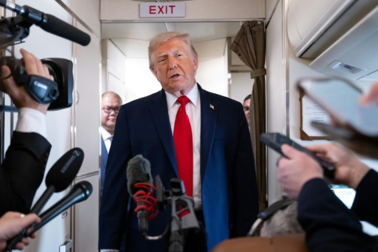 Donald Trump dans son avion présidentiel entre Washington et le Wisconsin, le 5 juin 2026 ( AFP / SAUL LOEB )