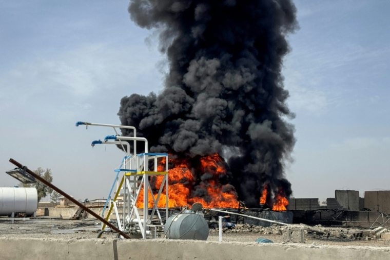 Des flammes au dépôt pétrolier de la compagnie aérienne Kam Air, touché par une frappe aérienne paskistanaise, près de l'aéroport de Kandahar, le 13 mars 2026 en Afghanistan ( AFP / STR )