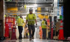Des employés travaillent dans un centre de données de Microsoft