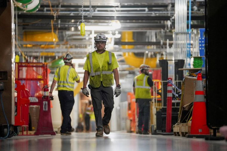 Des employés travaillent dans un centre de données de Microsoft