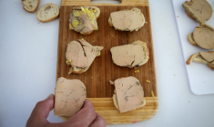 Les filières du foie gras et de la volaille haut de gamme misent sur des campagnes publicitaires d’envergure pour assurer leur présence sur les tables des fêtes de fin d’année ( AFP / Valentine CHAPUIS )