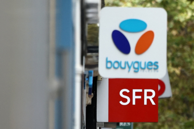 Logos des opérateurs de télécommunications français Bouygues et SFR à Paris