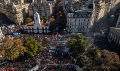 Vue aérienne du rassemblement de soutien à l'ancienne présidente argentine Cristina Fernandez de Kirchner sur la place Place de Mai à Buenos Aires, le 18 juin 2025 ( AFP / Tomas CUESTA )
