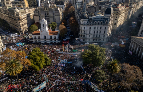 Vue aérienne du rassemblement de soutien à l'ancienne présidente argentine Cristina Fernandez de Kirchner sur la place Place de Mai à Buenos Aires, le 18 juin 2025 ( AFP / Tomas CUESTA )