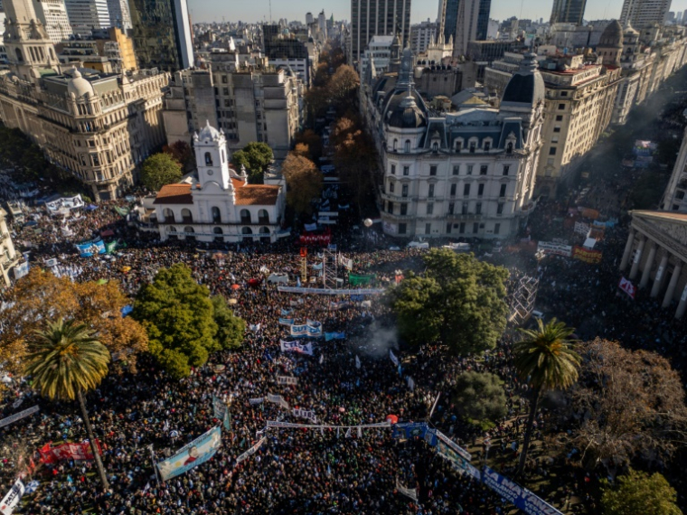 Vue aérienne du rassemblement de soutien à l'ancienne présidente argentine Cristina Fernandez de Kirchner sur la place Place de Mai à Buenos Aires, le 18 juin 2025 ( AFP / Tomas CUESTA )