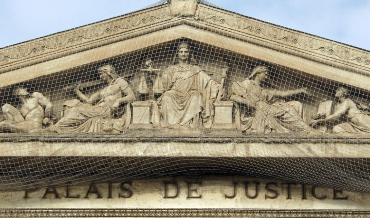 Une statue représentant la justice est recouverte d'un filet sur le palais de justice de Marseille