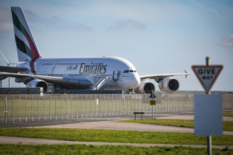 Un Airbus A380 de la compagnie Emirates sur le tarmac de l'aéroport de Newquay Cornouailles, au Royaume-uni, le 6 avril 2026 ( AFP / ADRIAN DENNIS )