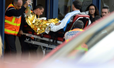 Un pompier évacue un blessé dans l'accident de Puisseguin, le 23 octobre 2015 ( AFP / JEAN-PIERRE MULLER )