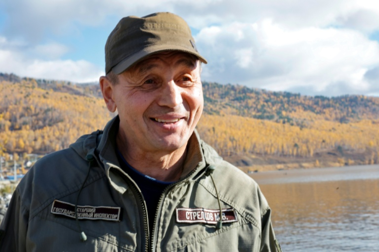 Mikhaïl Strelkov, inspecteur pour la protection de l'environnement, lors d'un entretien avec l'AFP sur les rives du lac Baïkal, dans la région d'Irkoutsk, le 7 octobre 2026 en Sibérie ( AFP / TATYANA MAKEYEVA )
