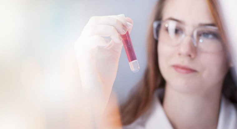 Une chercheuse dans un laboratoire de la biotech. (© Abivax)