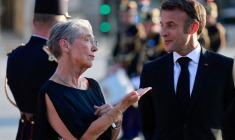 Le président français Emmanuel Macron et la première ministre Elisabeth Borne arrivent au Louvre à Paris