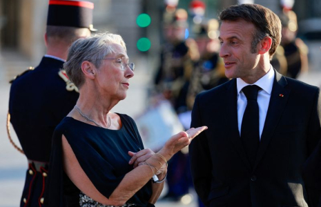 Le président français Emmanuel Macron et la première ministre Elisabeth Borne arrivent au Louvre à Paris