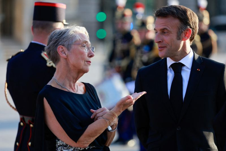 Le président français Emmanuel Macron et la première ministre Elisabeth Borne arrivent au Louvre à Paris