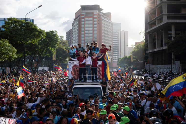 La cheffe de l'opposition vénézuélienne Maria Corina Machado et le candidat à la présidence vénézuélienne Edmundo Gonzalez Urrutia saluent leurs partisans lors d'un rassemblement de campagne à Caracas le 4 juillet 2024 ( AFP / Gabriela ORAA )