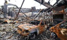 Les dégâts lors de la visite d'un centre de services automobiles touché par une frappe de missile, le 28 mars 2026 dans l'est de Téhéran, en Iran ( AFP / ATTA KENARE )