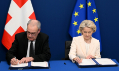 Le président de la confédération suisse Guy Parmelin et la présidente de la Commission européenne Ursula von der Leyen, le 2 mars 2026 ( AFP / Nicolas TUCAT )