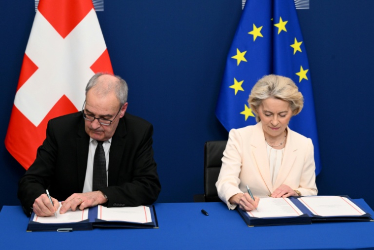 Le président de la confédération suisse Guy Parmelin et la présidente de la Commission européenne Ursula von der Leyen, le 2 mars 2026 ( AFP / Nicolas TUCAT )