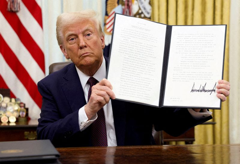 Le président des États-Unis Donald Trump tient un décret signé sur les cryptomonnaies, dans le Bureau ovale de la Maison Blanche, à Washington