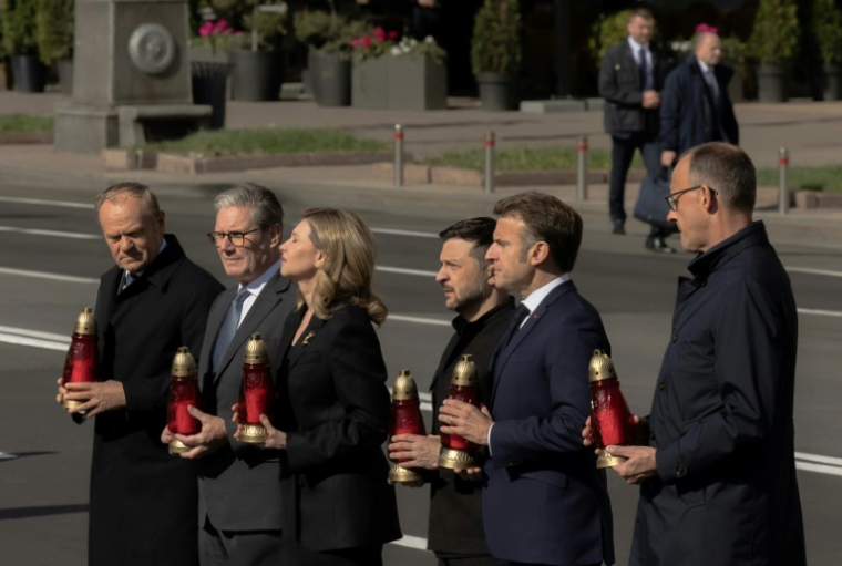 (g-d) Le Premier ministre polonais Donald Tusk, le Premier ministre britannique Keir Starmer, Olena Zelenska, le président ukrainien Volodymyr Zelensky, le président français Emmanuel Macron et le chancelier allemand Friedrich Merz rendent hommage aux victimes de la guerre au Mémorial des morts de la place de l'Indépendance (Maidan) à Kiev, le 10 mai 2025 ( AFP / Roman PILIPEY )