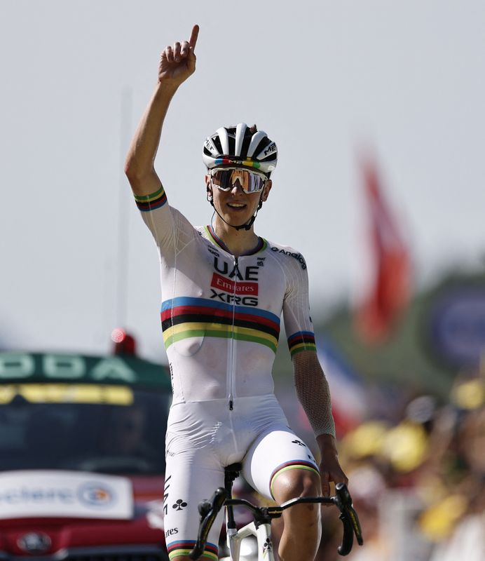 Tadej Pogacar fête sa victoire dans la 12e étape du Tour de France