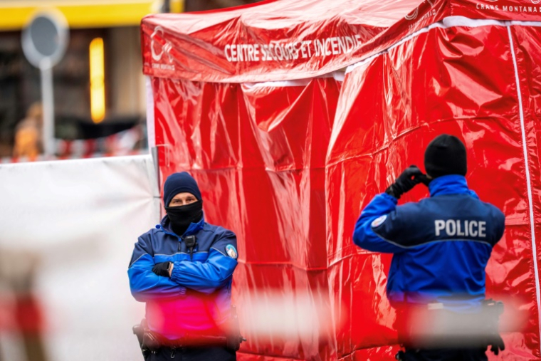 Des policiers contrôlent l'entrée du bar Le Constellation où un incendie a ravagé l'établissement lors des célébrations du nouvel an dans la station de ski alpine de Crans-Montana, le 2 janvier 2026 ( AFP / MAXIME SCHMID )