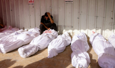 Un Palestinien pleure devant des corps de victimes des frappes israéliennes sur Jabalia, à l'hôpital indonésien de Beit Lahia, dans le nord de la bande de Gaza, le 14 mai 2025 ( AFP / BASHAR TALEB )