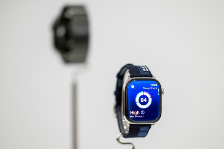 L'Apple Watch Series 11 présentée au Steve Jobs Theater, sur le campus d'Apple Park à Cupertino, en Californie, le 9 septembre 2025 ( AFP / Nic Coury )