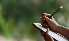 Lors de la visite, mieux vaut préparer et noter les questions à poser au bailleur ou à l’agent immobilier crédit photo : Shutterstock