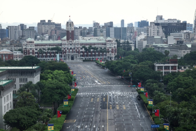 Le boulevard Ketagalan désert devant le bâtiment du bureau présidentiel de Taïwan lors du'n exercice de défense aérienne à Taipei, le 13 août 2026 ( AFP / I-Hwa Cheng )