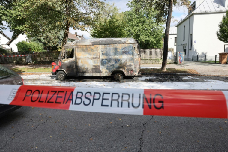 Une zone bloquée par la police autour d'une camionnette incendiée près du lieu où une explosion a été entendue à l'intérieur d'une maison incendiée, le 1er octobre 2025 à Munich ( AFP / Alexandra BEIER )
