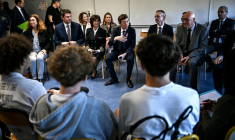 Le ministre de l'Éducation Edouard Geffray parle aux lycéens du lycée des des Graves à Gradignan près de Bordeaux le 15 octobre 2026 ( AFP / Christophe ARCHAMBAULT )