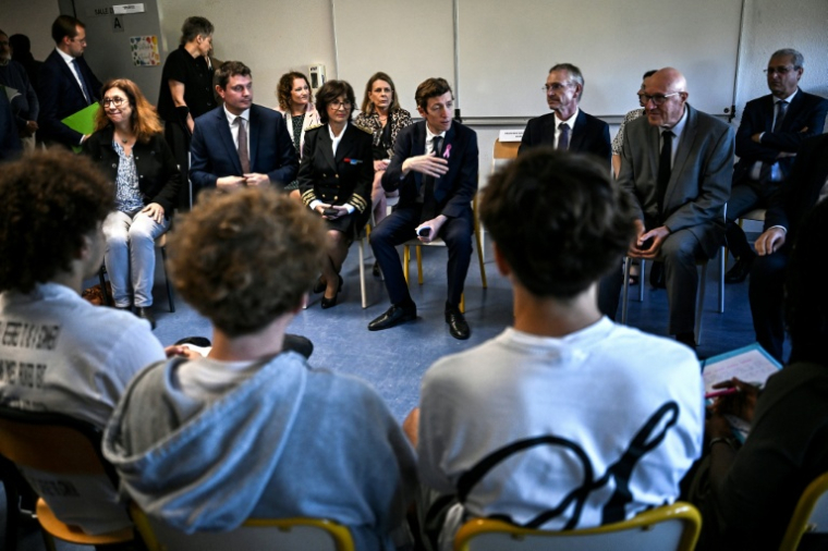Le ministre de l'Éducation Edouard Geffray rencontre des lycéens du lycée des  Graves à Gradignan, près de Bordeaux, le 15 octobre 2026 en Gironde ( AFP / Christophe ARCHAMBAULT )