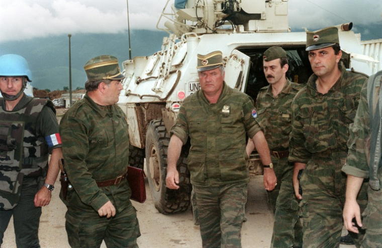 Le commandant des forces serbes en Bosnie, le général Ratko Mladić (c), à l'aéroport de Sarajevo, le 10 août 1993 ( AFP / GABRIEL BOUYS )