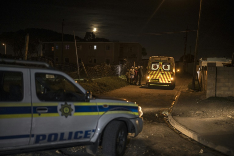 Un véhicule de police escorte des ambulanciers en intervention au township Philippi, près du Cap, le 15 avril 2025 en Afrique du Sud ( AFP / MARCO LONGARI )