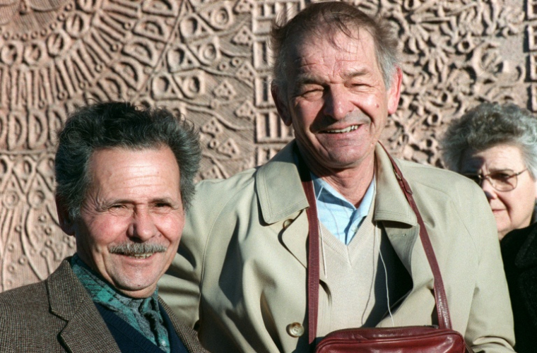 Raymond Mis (D) et Gabriel Thiennot après avoir été reçus par le garde des sceaux Pierre Arpaillange pour obtenir la révision de leur procès, à Paris le 16 décembre 1988 ( AFP / JEAN-MARIE HURON )