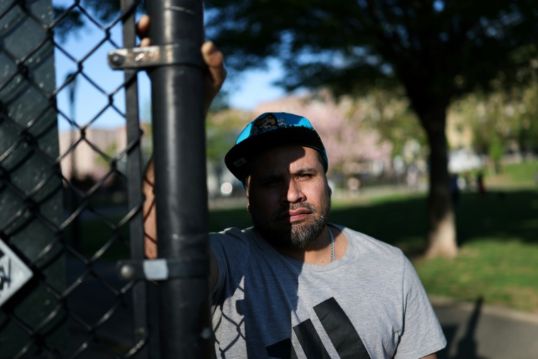 Wilmer Gutierrez dans un parc de New York, le 28 avril 2025 ( AFP / CHARLY TRIBALLEAU )